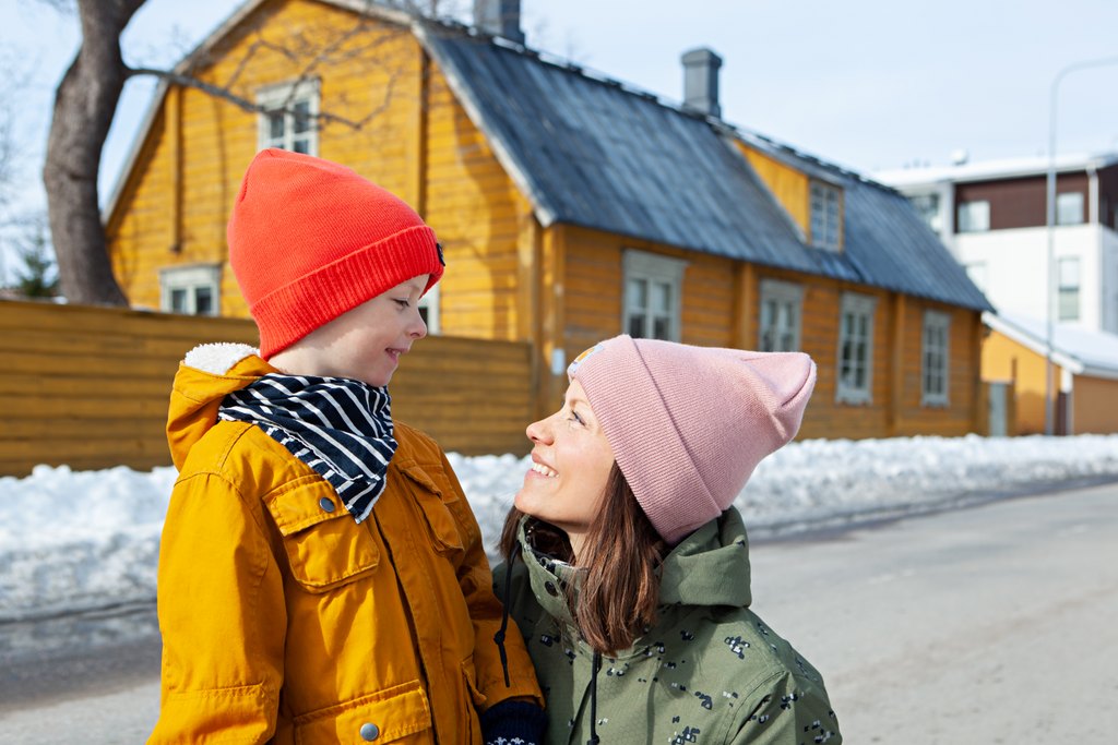 Äiti ja poika katsovat toisiaan