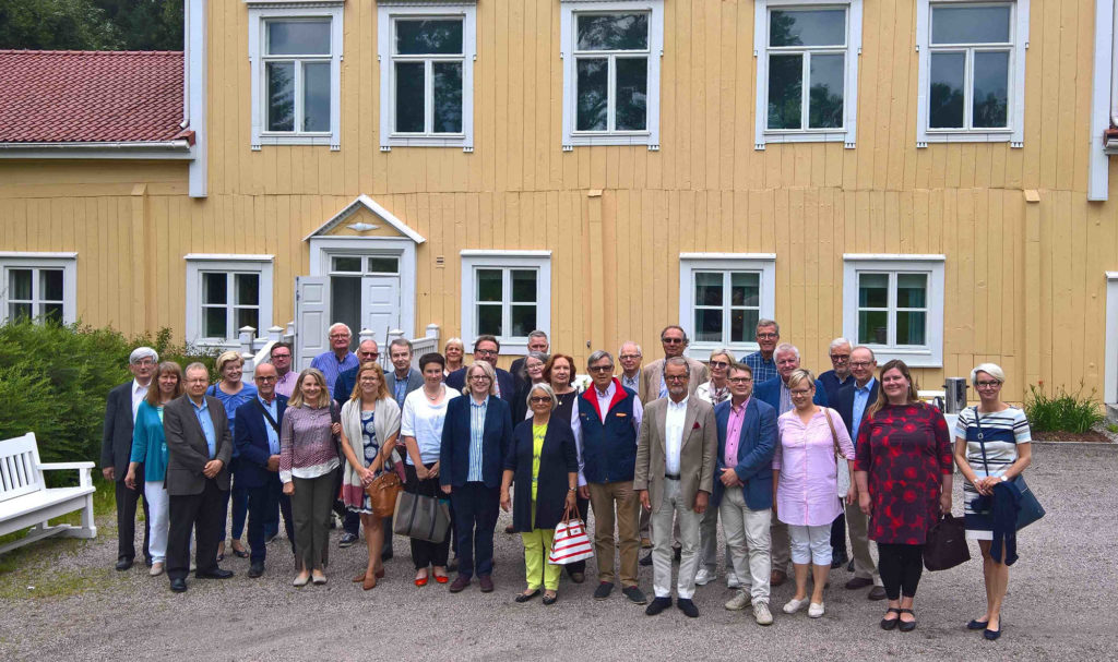 Heinolan valtuuskunnan jäseniä ja puolisoita sekä kaupungin edustajia Vidnäsin kartanon edessä.