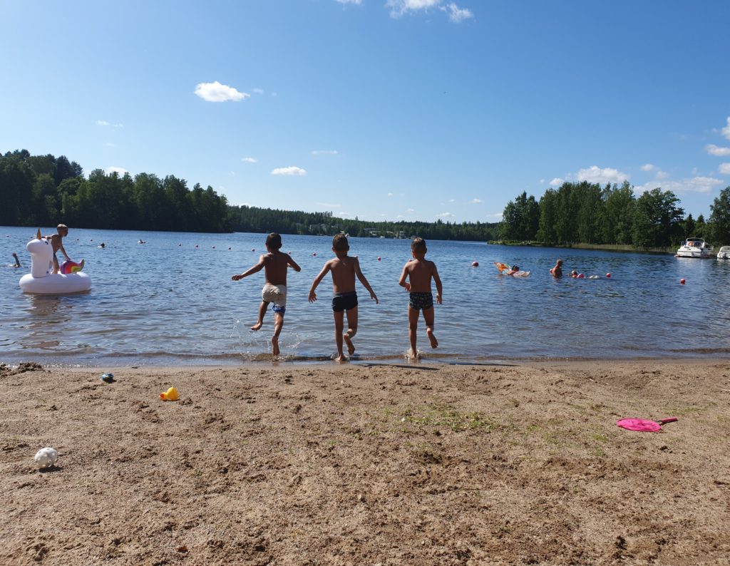 Lapset Heinolan Kylpylän uimarannalla