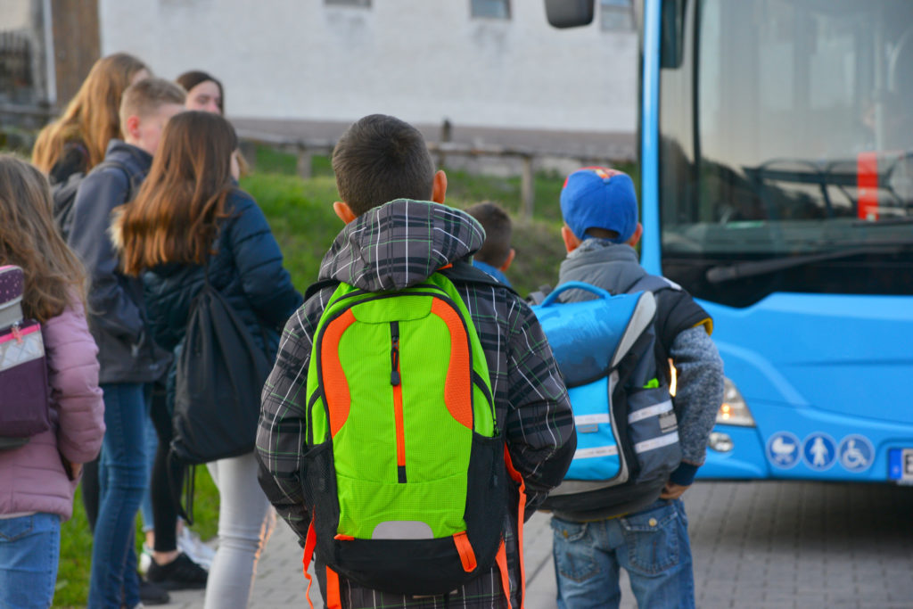 Lapset bussipysäkillä