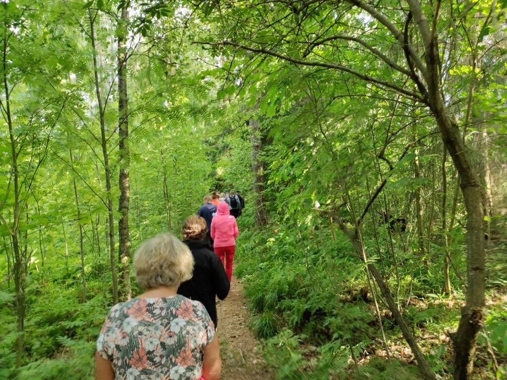 Ihmisiä metsäpolulla