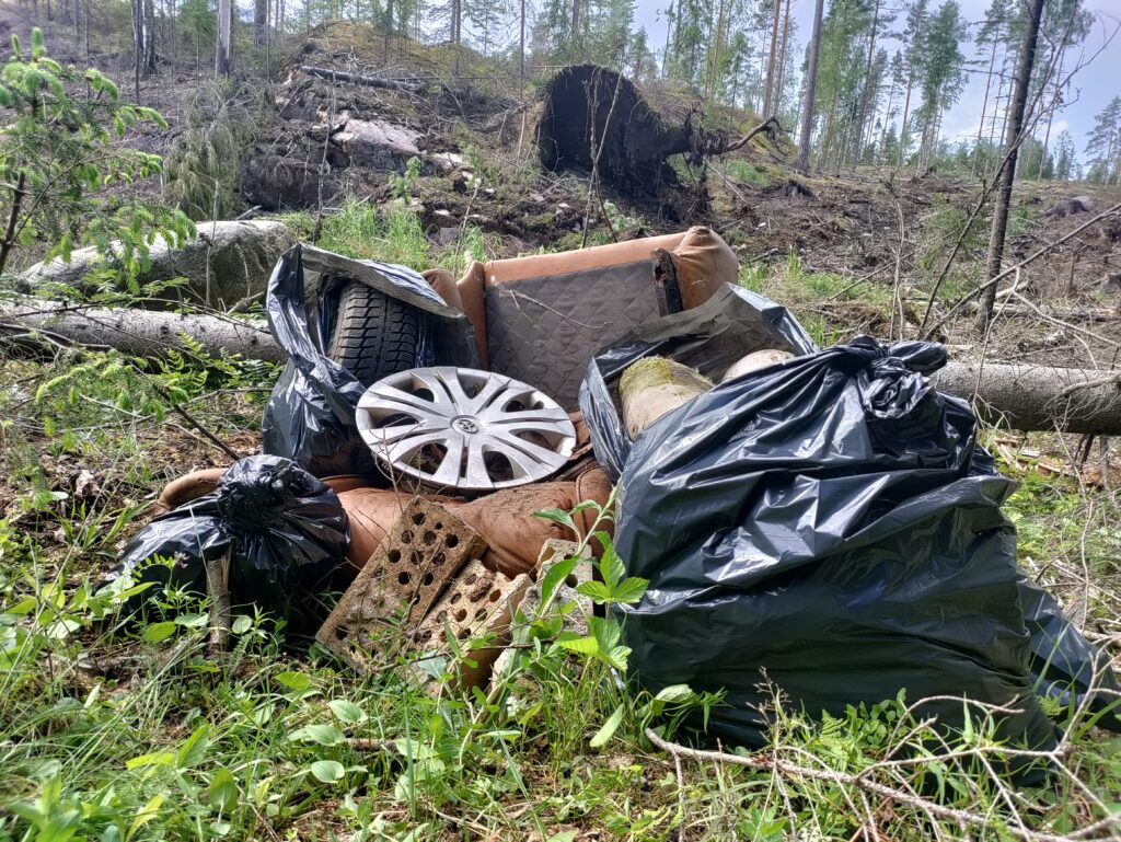 Roskia luonnosta kerätty kasaan