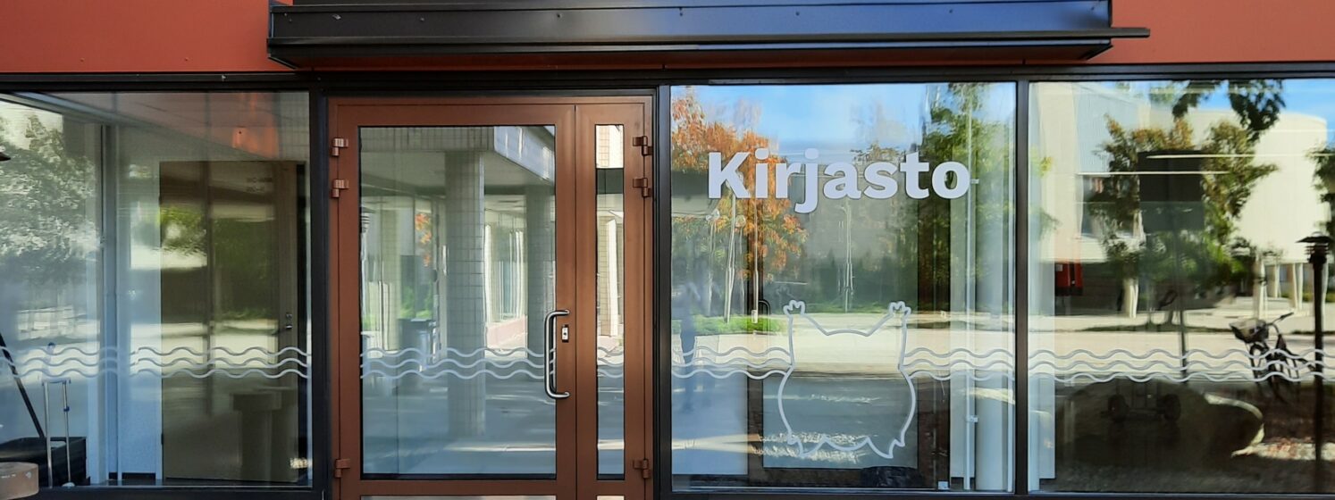 Lasiovi, jossa lukee kirjasto.