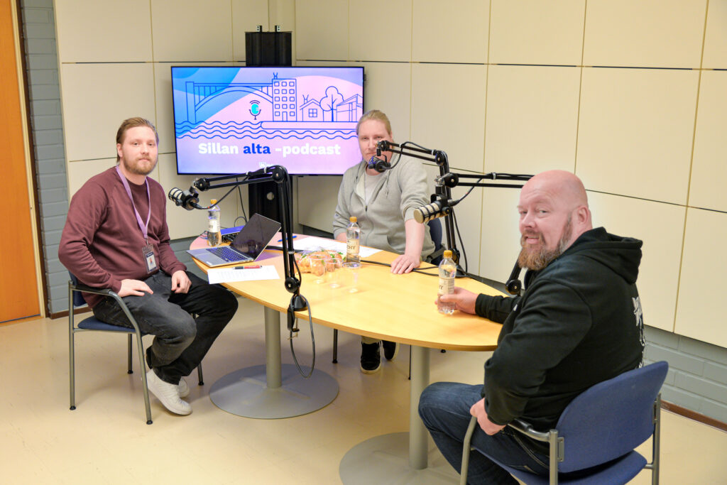 Kuvassa äänitysstudio, jossa ohjelman juontajat Jussi Lahtinen ja Eetu Nyman sekä vieras Jari Parkkonen.